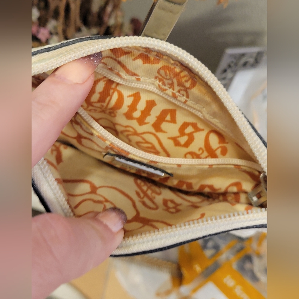 GUESS White Textured Wristlet Leather Zip Top Small Bag Clutch Retro - Picture 4 of 5